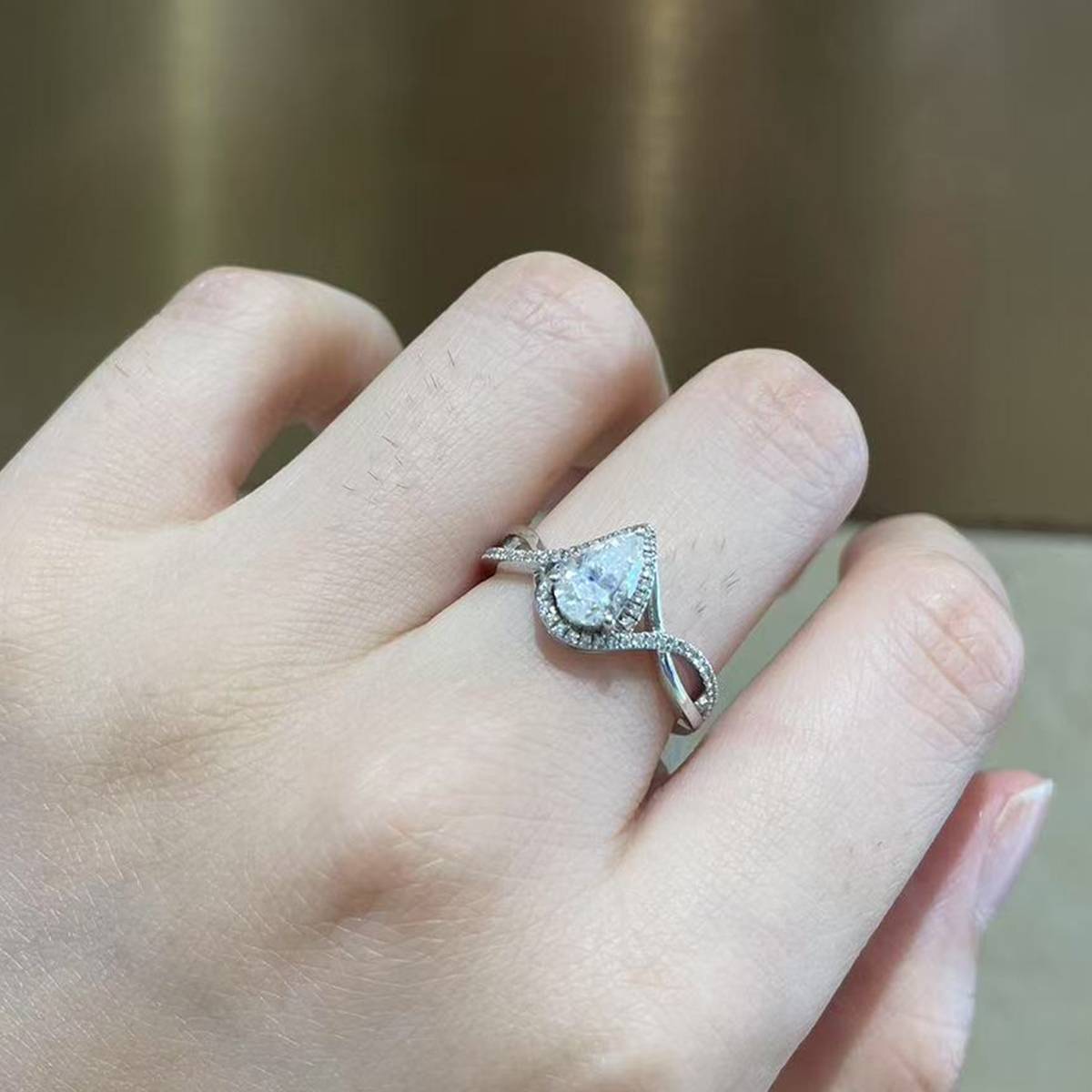 水滴女戒S925银镀白金定制选款主石莫桑钻1.0ct/副石高碳钻